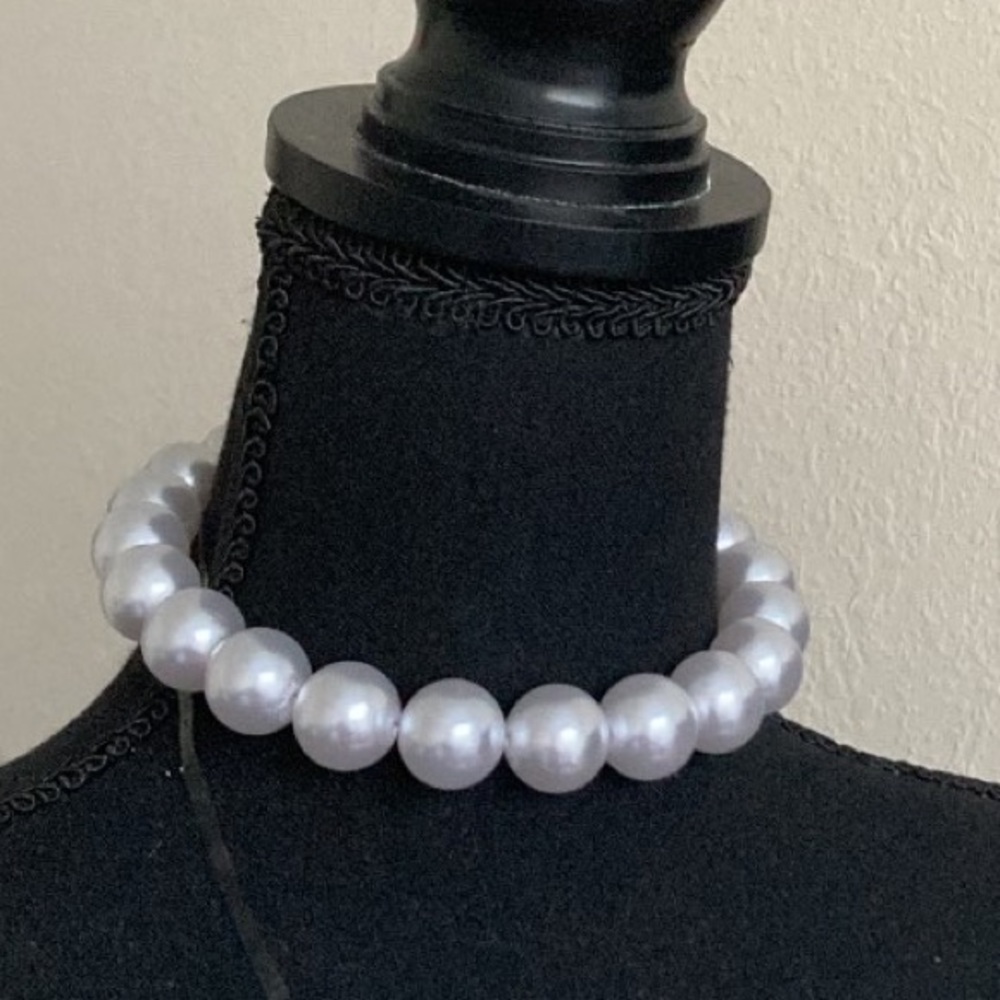Chunky pearl choker